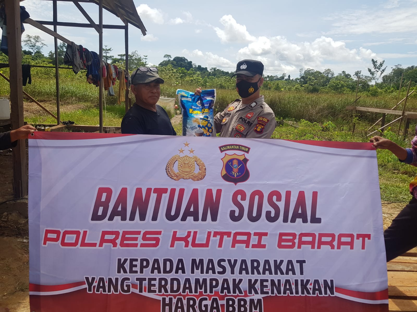 KEGIATAN PEMBAGIAN BANSOS POLSEK JAJARAN POLRES KUBAR KEPADA WARGA DAMPAK KENAIKAN BBM