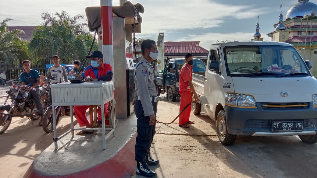 PERSONEL POLSEK BARONG TONGKOK LAKUKAN PAM DAN PATROLI PASTIKAN AKTIVITAS WARGA DI SPBU DAN APMS AMAN, TERTIB DAN KONDUSIF