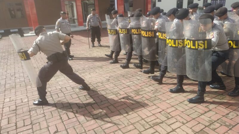 POLRES KUTAI BARAT  GELAR LATIHAN DALMAS  RUTIN UNTUK MENINGKATKAN KEMAMPUAN PERSONIL DALMAS