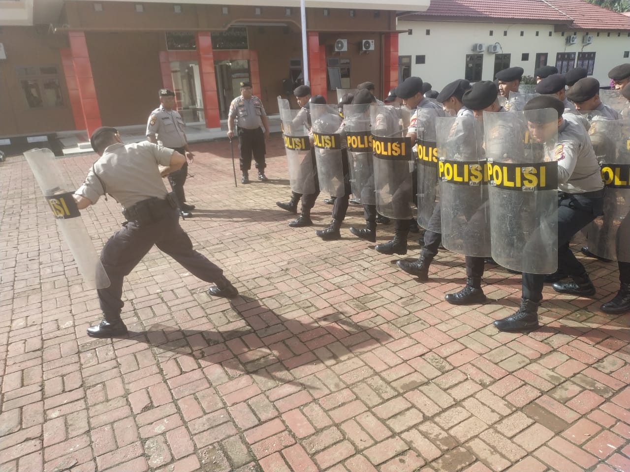 POLRES KUTAI BARAT  GELAR LATIHAN DALMAS  RUTIN UNTUK MENINGKATKAN KEMAMPUAN PERSONIL DALMAS