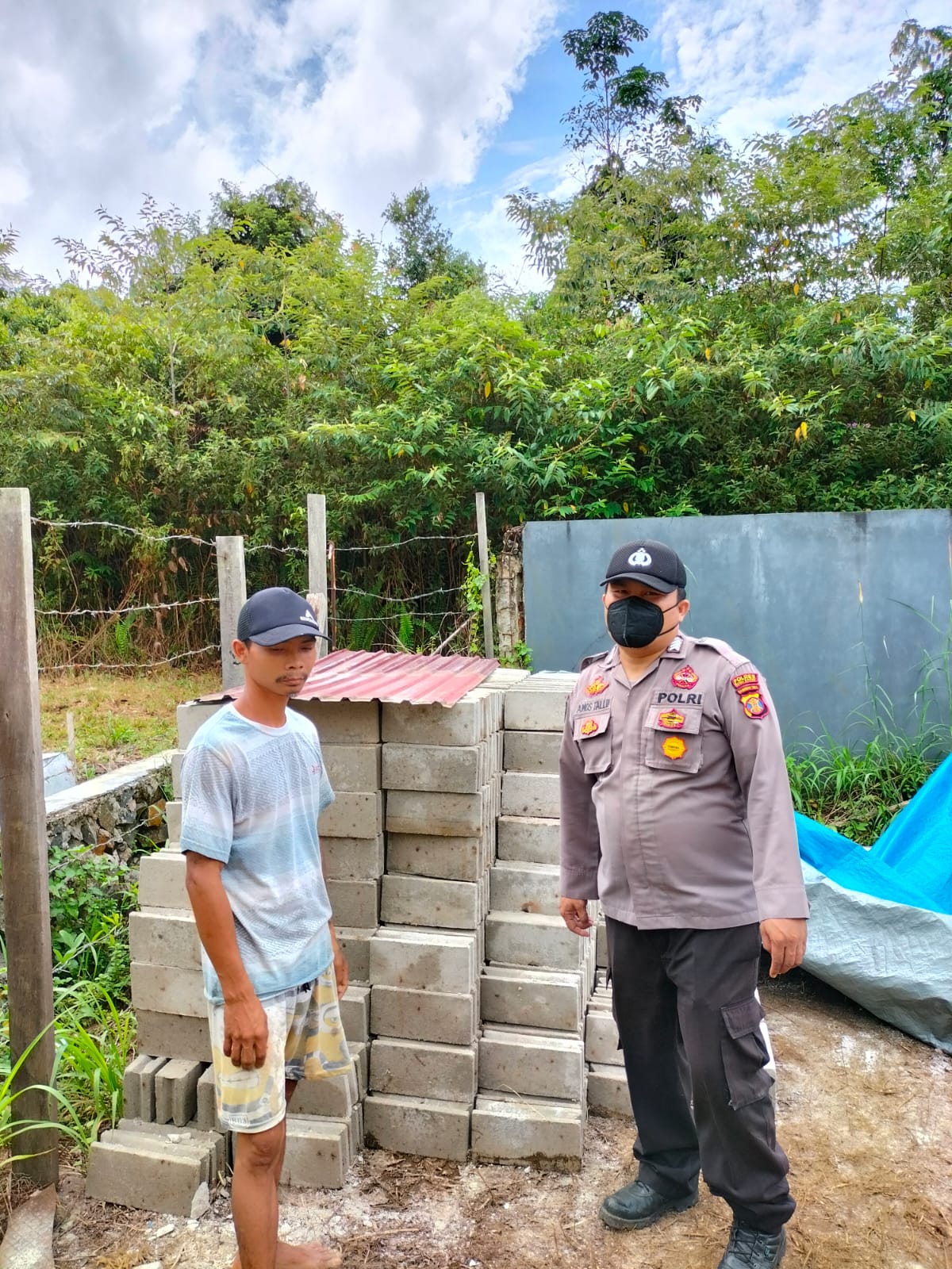 Sambang ke Pekerja Bangunan Bhabinkamtibmas Sampaikan Himbauan Kamtibmas.