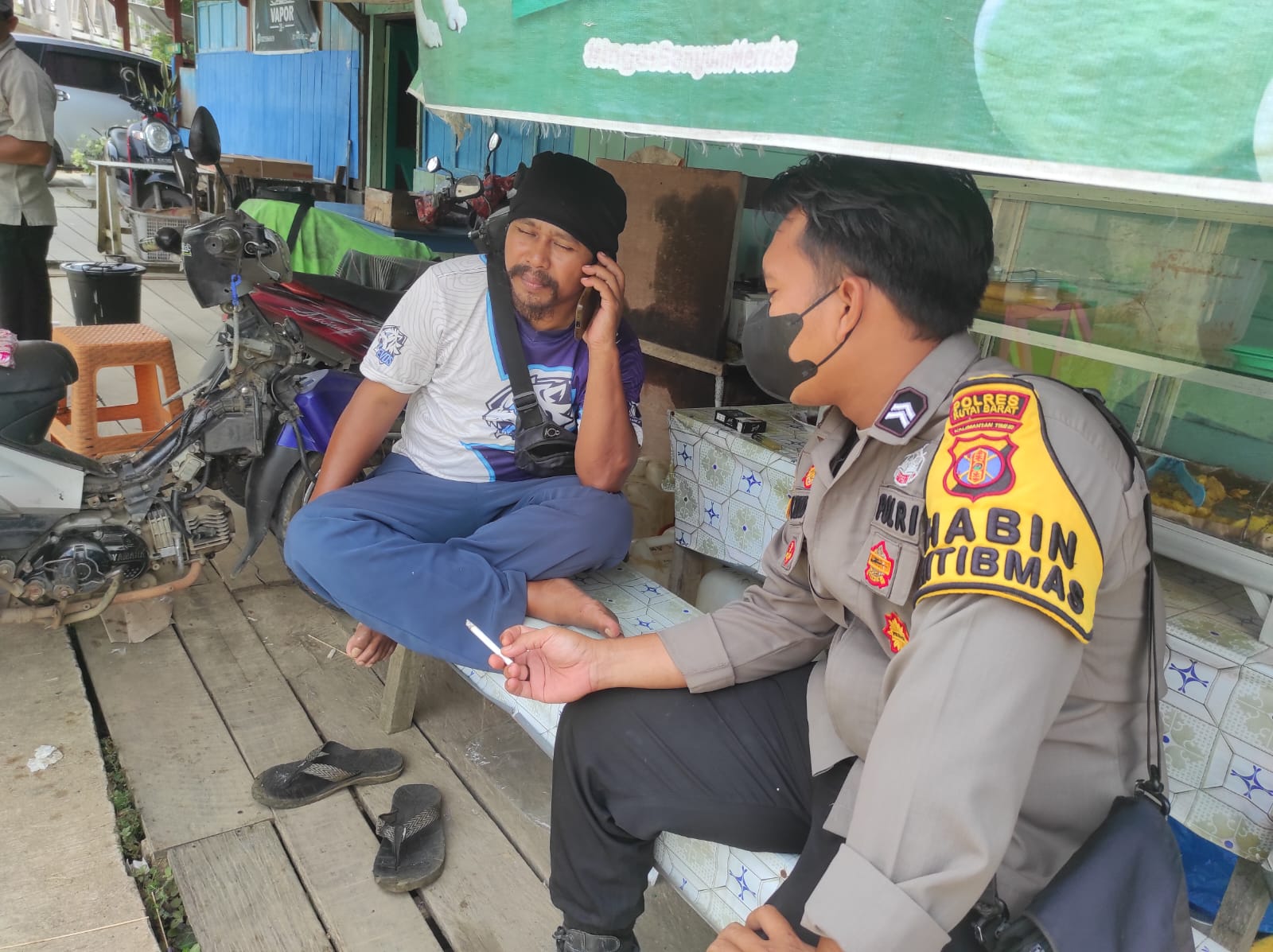 Bhabinkamtibmas Kampung Sempatn   Melaksanakan Patroli  Dialogis Untuk  Mencegah  Terjadinya Kriminalitas