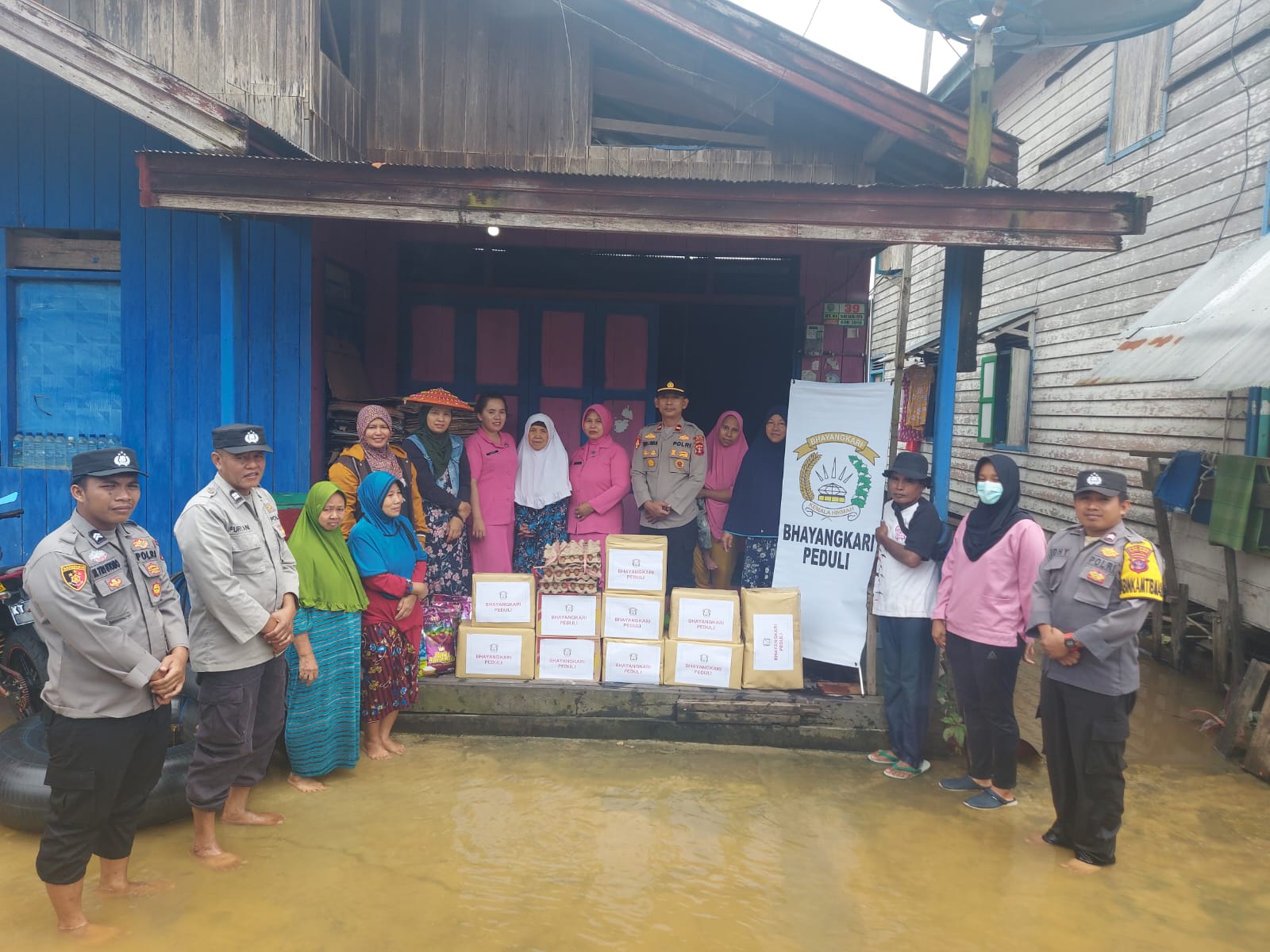 Bantuan Sosial Kepada Masyarakat Yang Terdampak Banjir Oleh Polsek Damai