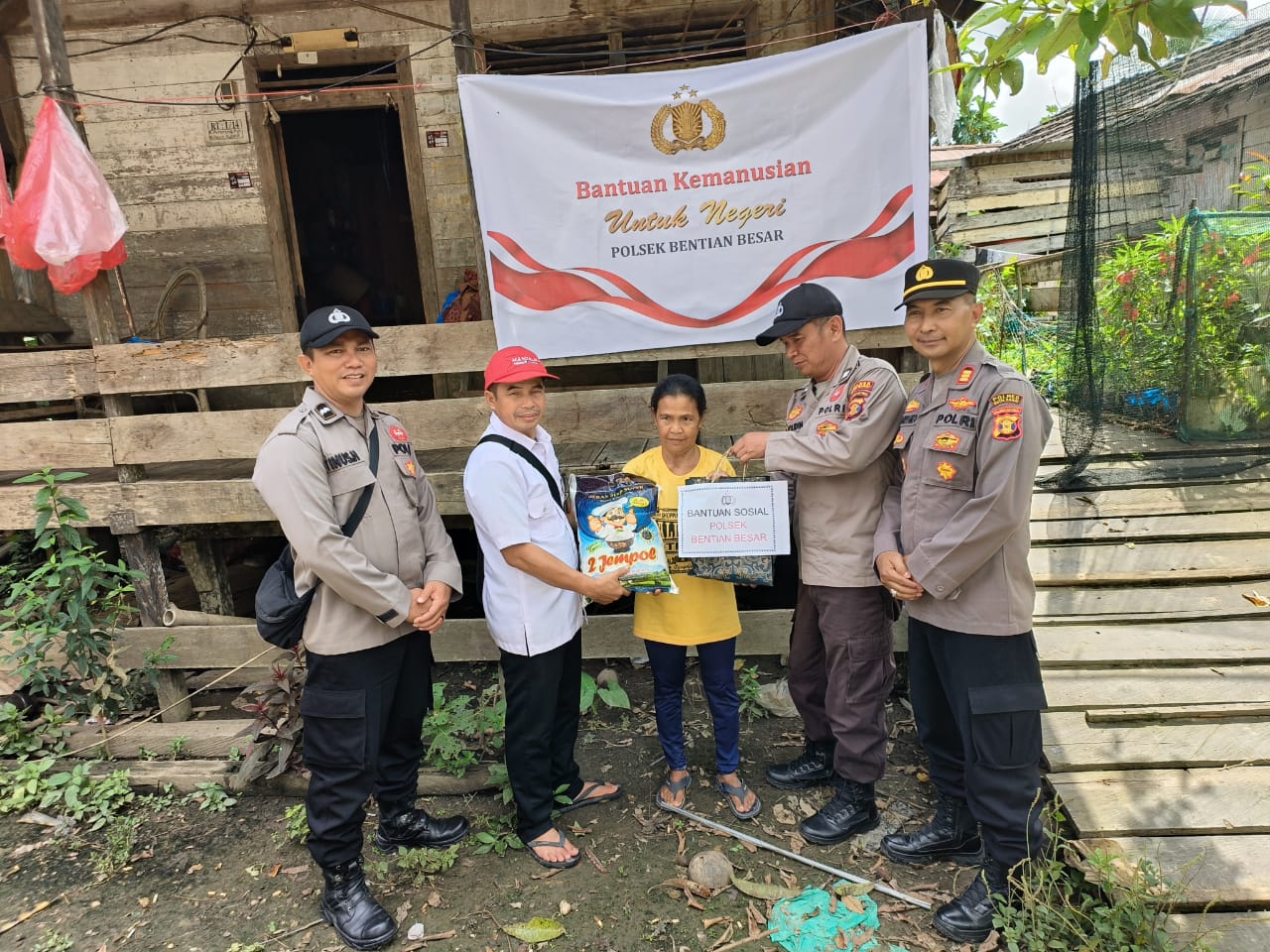 Bantuan Kemanusiaan Untuk Negeri, Polsek Bentian Besar Berikan Bansos kepada Warga Yang Membutuhkan