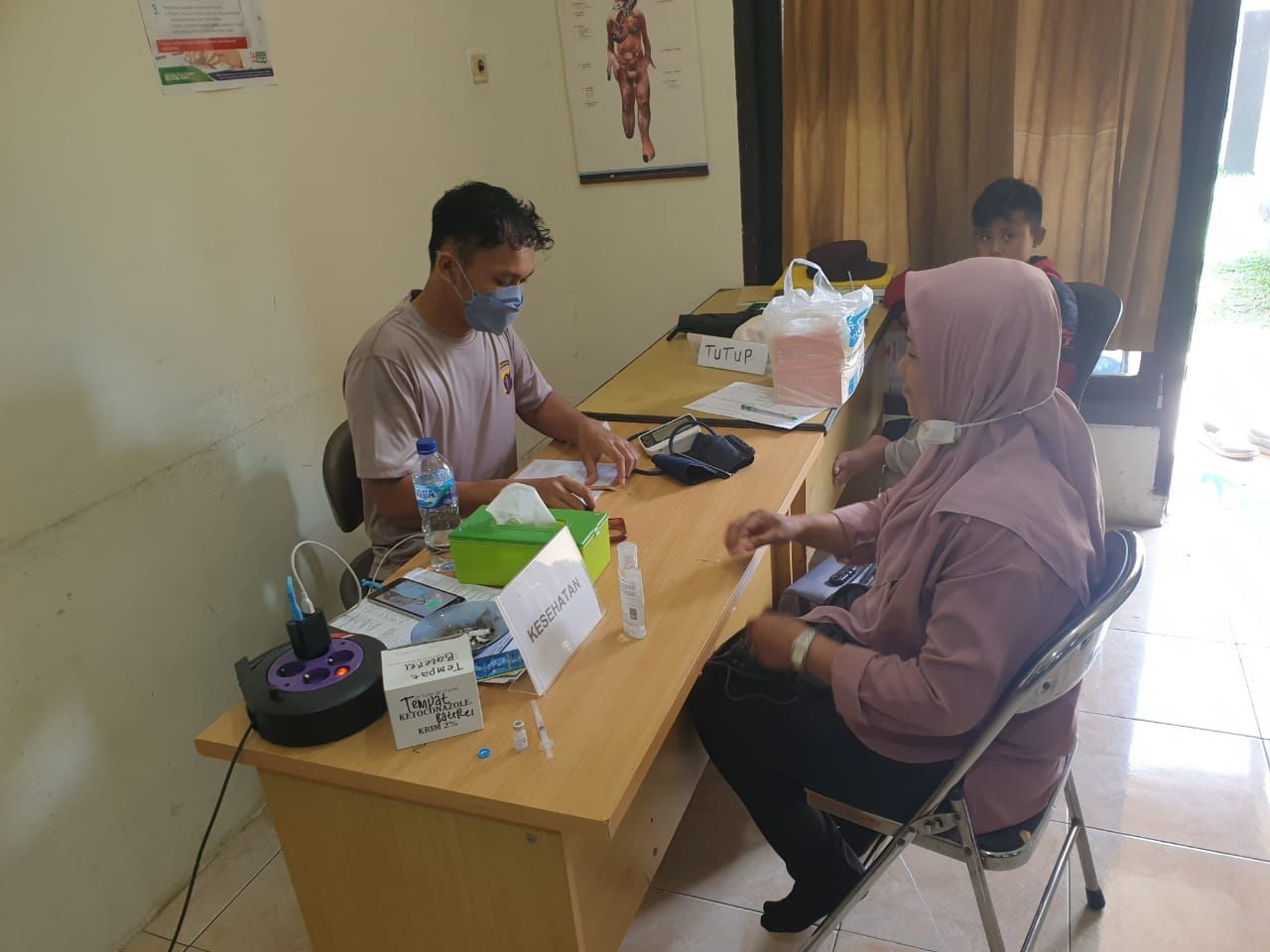 Dokkes Polres Kubar Tetap Melaksanakan Giat Gerai Vaksin Untuk Masyarakat Di Klinik Polres Kubar
