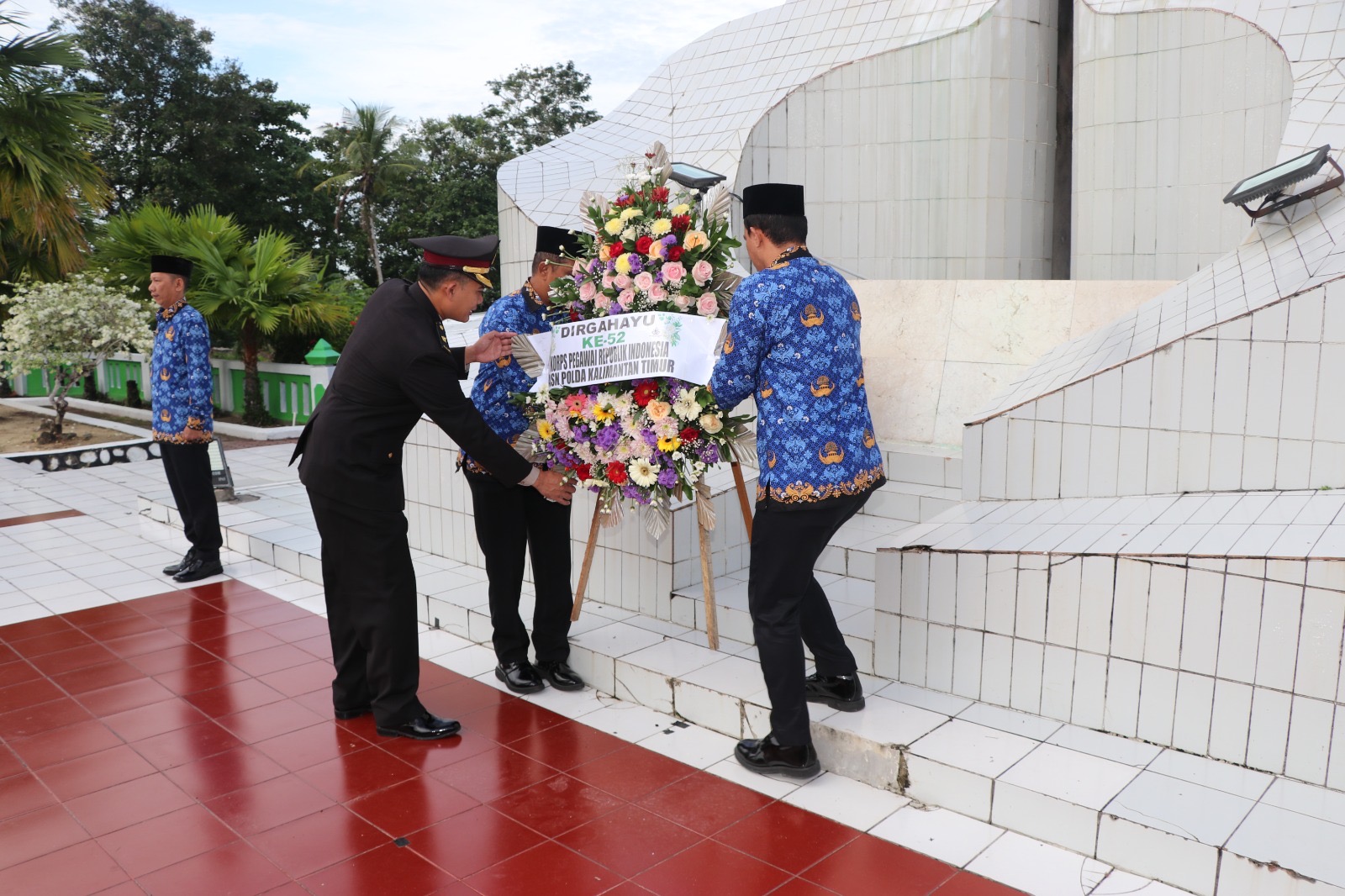 Sambut HUT Korpri Ke-52, PNS Polda Kaltim Gelar Ziarah dan Tabur Bunga Di TMP Dharma Agung Balikpapan