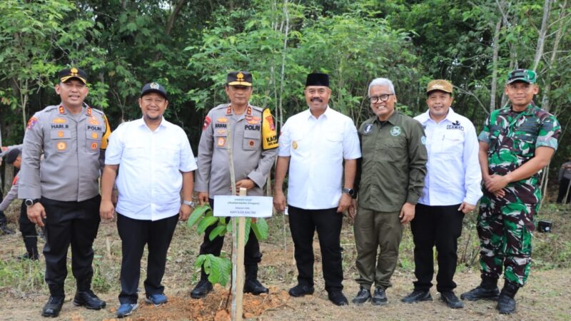 Kapolres Kutai Kartanegara Dampingi Kapolda Kaltim dan PJU Lakukan Penanaman 10 Juta Pohon Bersama Polri di Yayasan BOSF Samboja Lestari