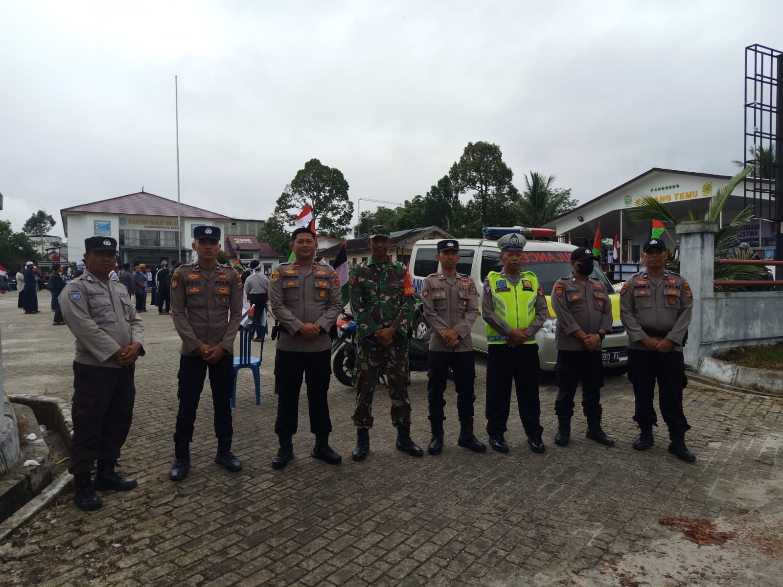 Polsek Melak Laksanakan Pengaman Aksi Damai Penggalangan Dana untuk Palestina “MELAK STAND WITH PALESTINE”