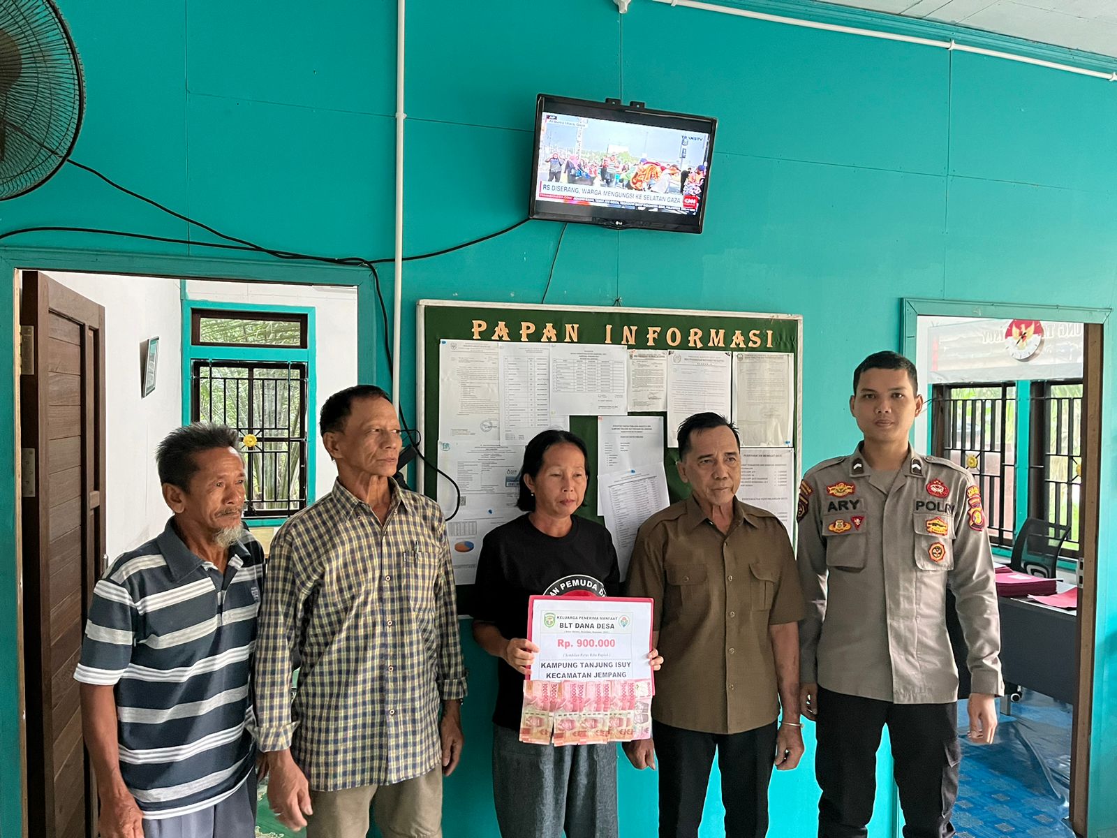 Personel Polsek Jempang Melaksanakan Pam Dan Monitoring Kegiatan Bantuan BLT DD