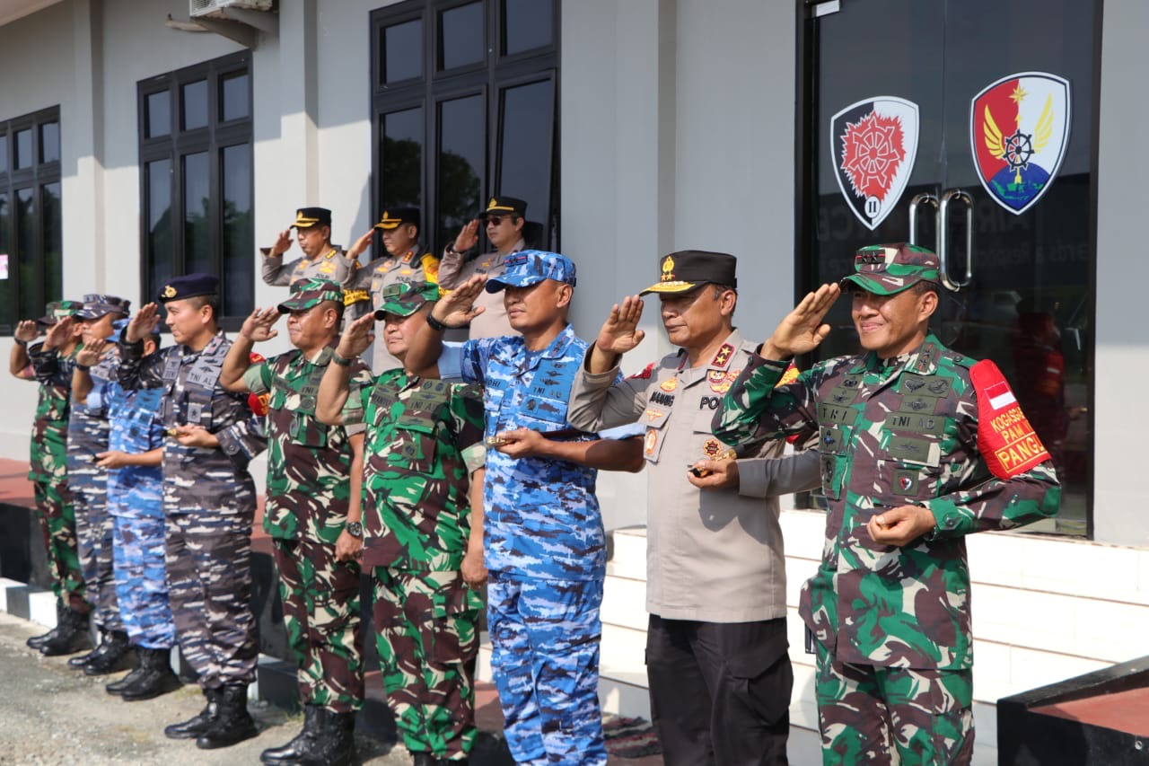 Menuju IKN, Kapolda Kaltim Antar Keberangkatan Panglima TNI di Baseops Lanud Dhomber Balikpapan