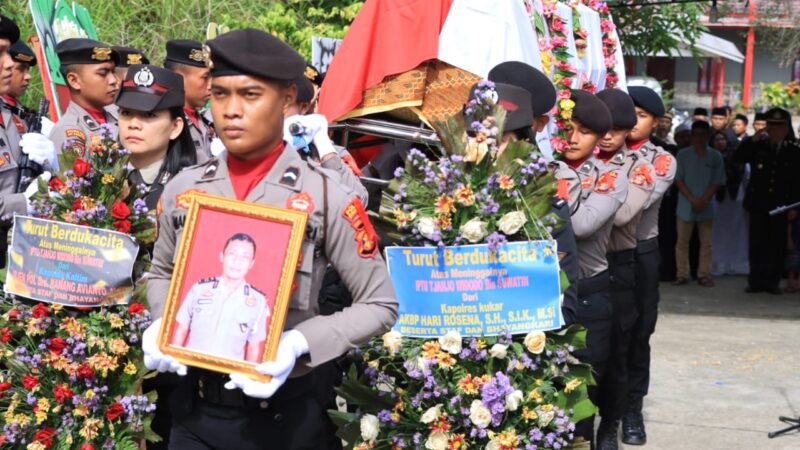 Polres Kutai Kartanegara Gelar Upacara Pemakaman Personil Bid Dokkes Polda Kaltim