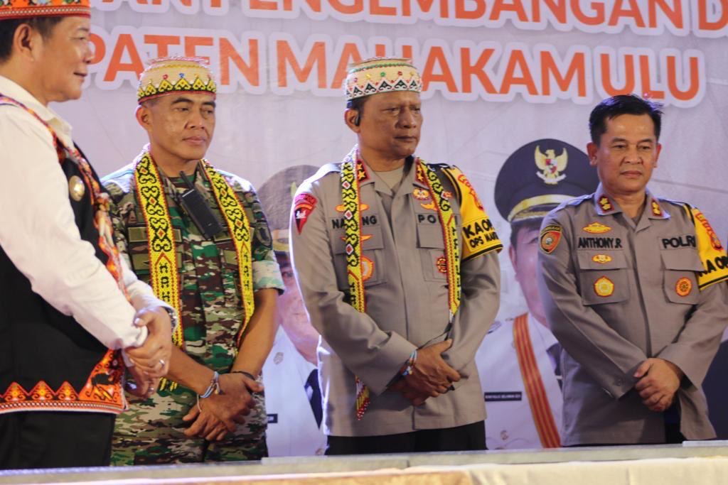 Kapolda Kaltim dan Pangdam VI Mulawarman Dampingi PJ Gubernur Kalimantan Timur dalam Peresmian Fasilitas Pemerintahan Mahakam Ulu
