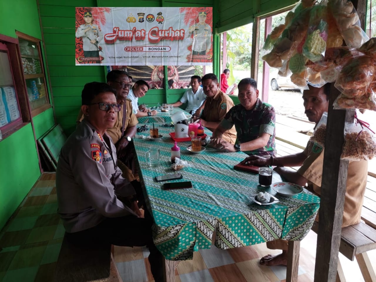 Kapolsek Bongan Didampingi Dari Koramil Melaksanakan Kegiatan Jumat Curhat