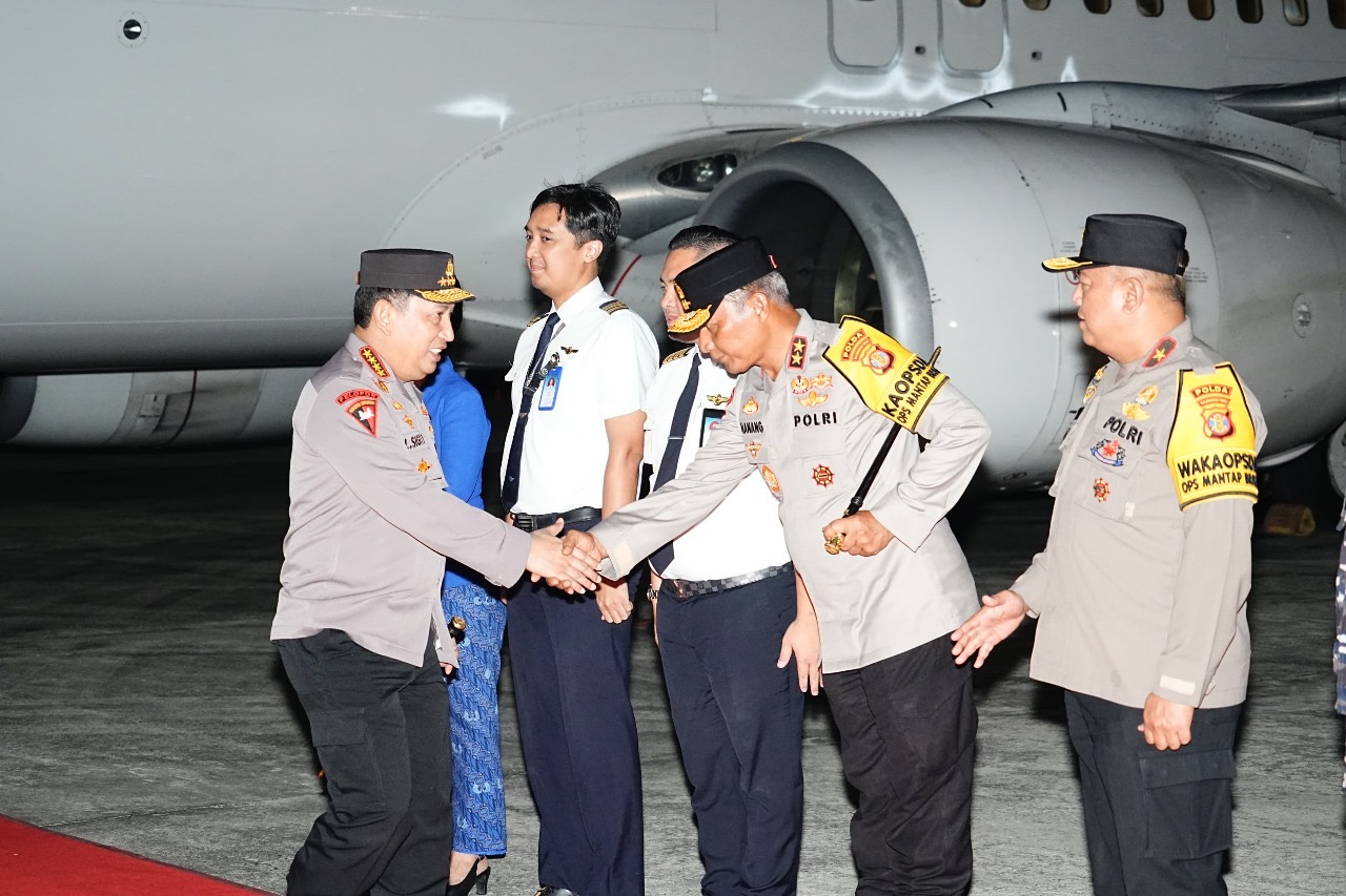 Kapolda Kaltim Sambut Kedatangan Kapolri di Kota Balikpapan