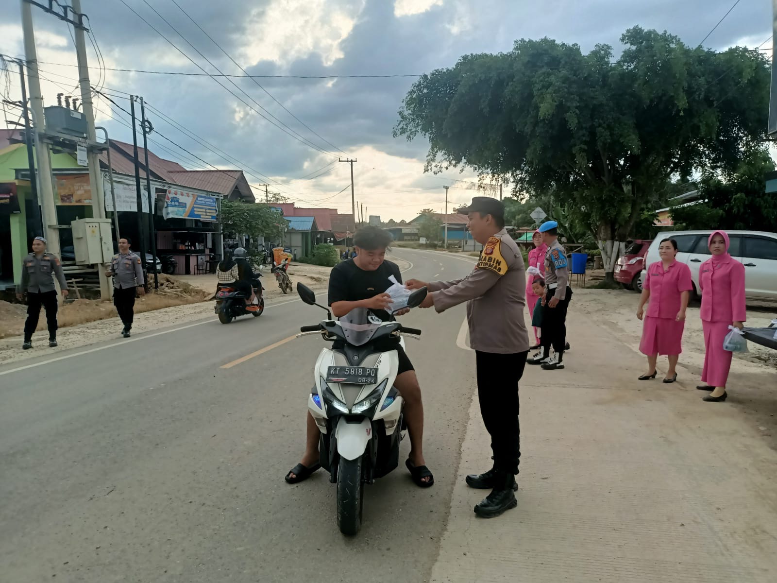 Polsek Bongan Berbagi Takjil Ramadhan, Wujud Kepedulian dan Kebersamaan Terhadap Sesama