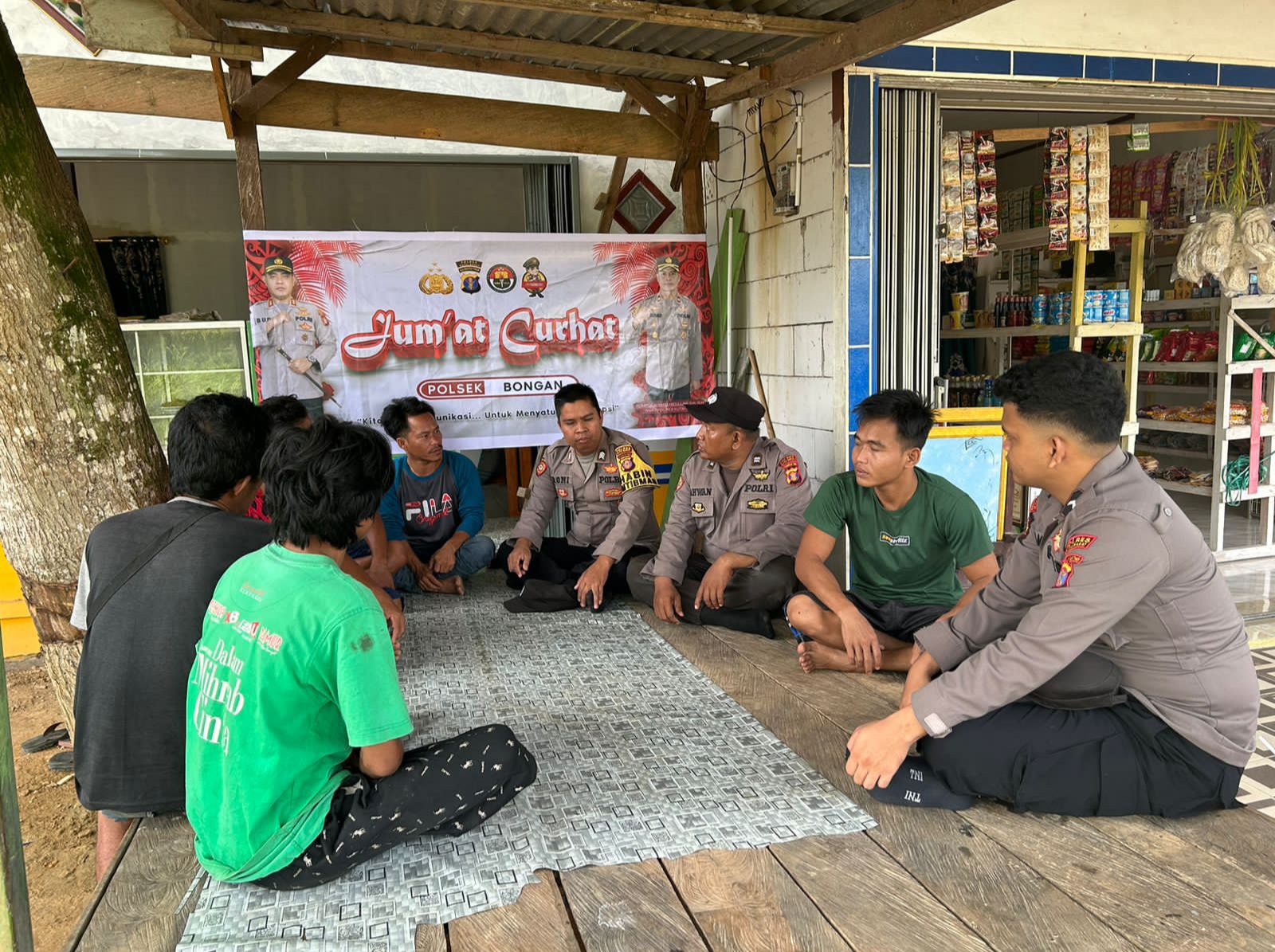 Polsek Bongan Melaksanakan Jumat Curhat Dengan Masyarakat Sekitar Polsek