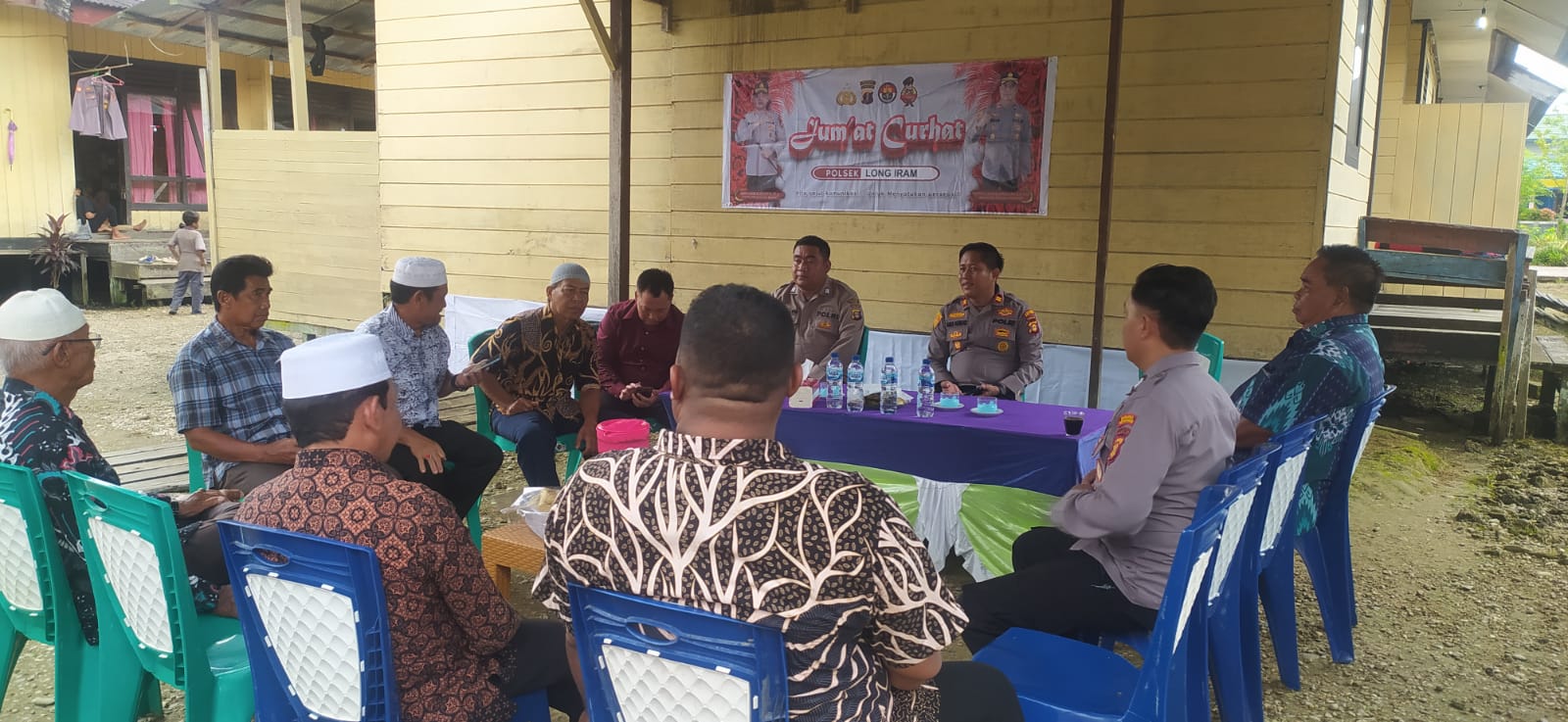 Polsek Long Iram Melaksanakan Kegiatan Jumat Curhat Dan Dengarkan Langsung Keluhan, Kritik Dan Saran Warga.