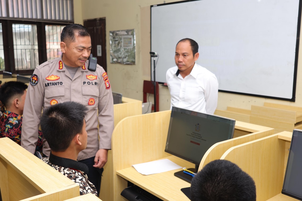 *Kabidhumas Polda Kaltim Tinjau Pelaksanaan Tes Psikologi Akpol di SMKN 4 Balikpapan*