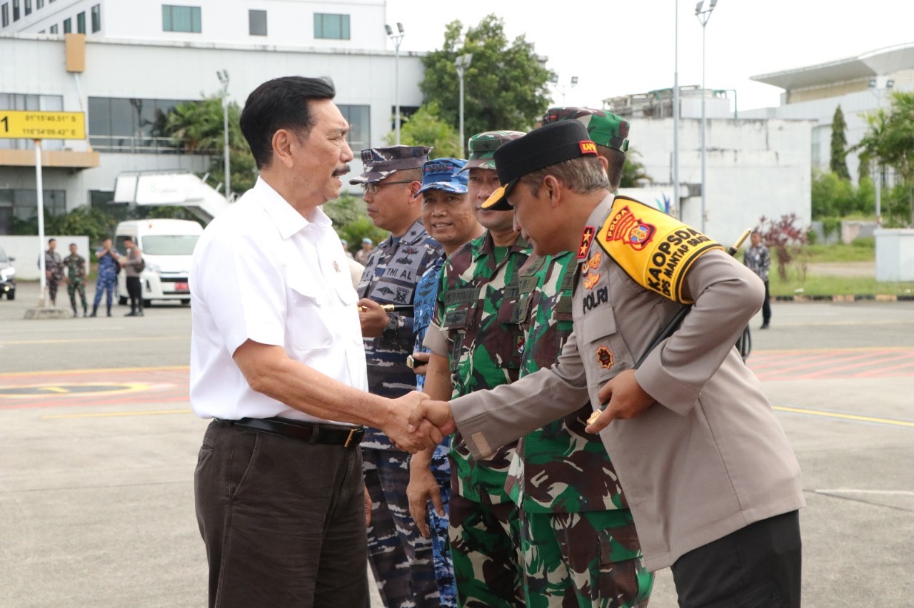 *Akhiri Kunjungan di Kaltim, Kapolda Kaltim dan Pangdam VI Mulawarman Antar Kepulangan Menko Marves RI  di Bandara Sams Sepinggan*