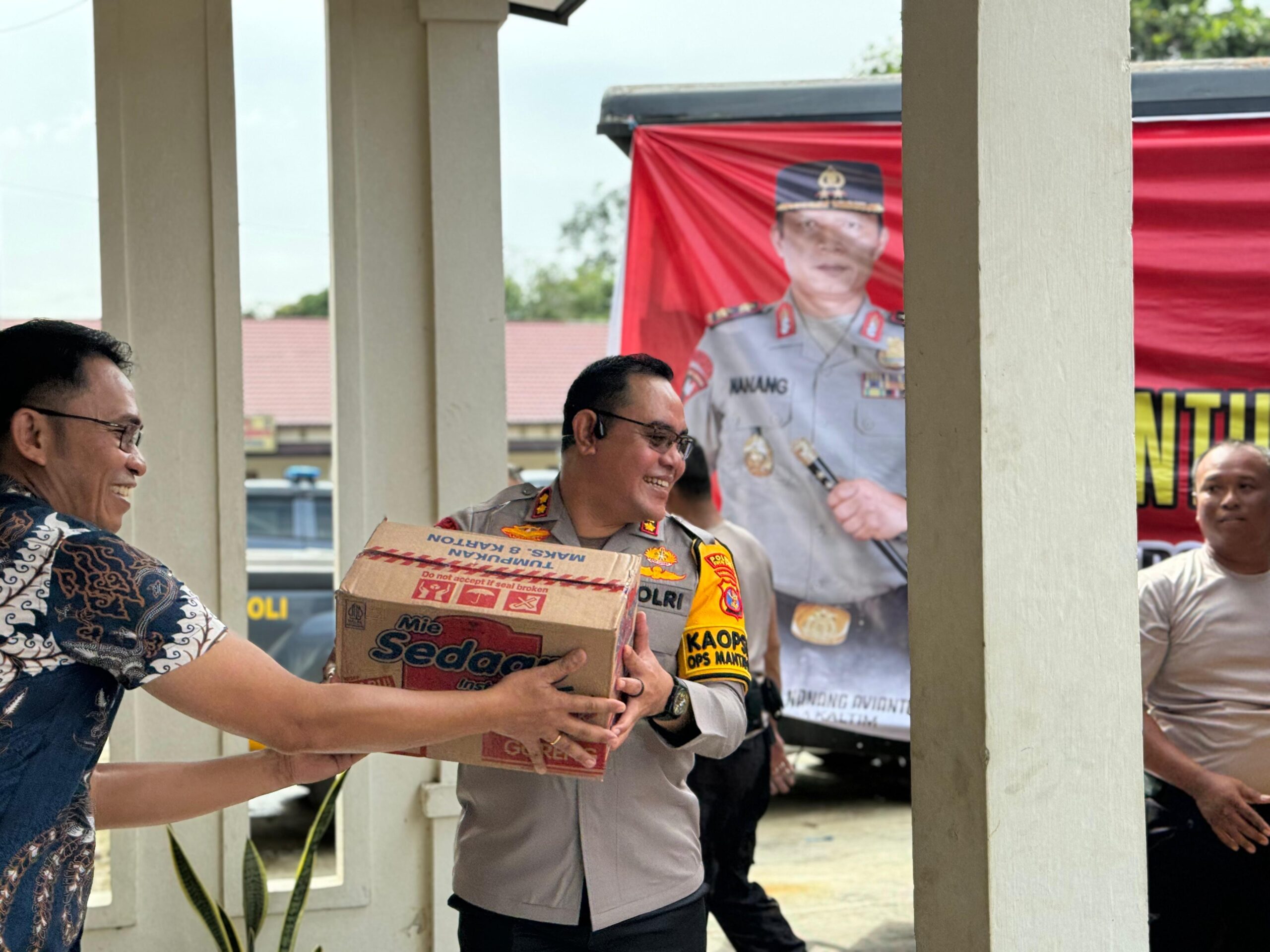 *Polda Kaltim Kirim 3 Truk Bantuan Kemanusiaan Untuk Korban Banjir Bandang Kabupaten Mahulu*