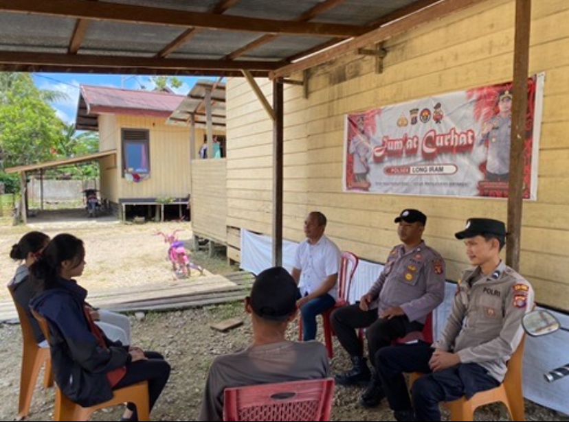 Kapolsek Long Iram Polres Kutai Barat Mendengarkan aspirasi masyarakat melalui program “Jum’at Curhat”