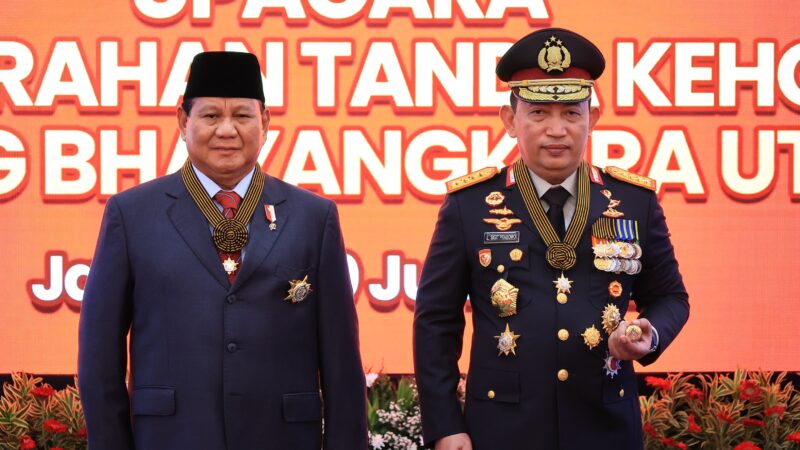 Menhan Prabowo Subianto Terima Penghargaan Tanda Kehormatan Bintang Bhayangkara Utama Polri