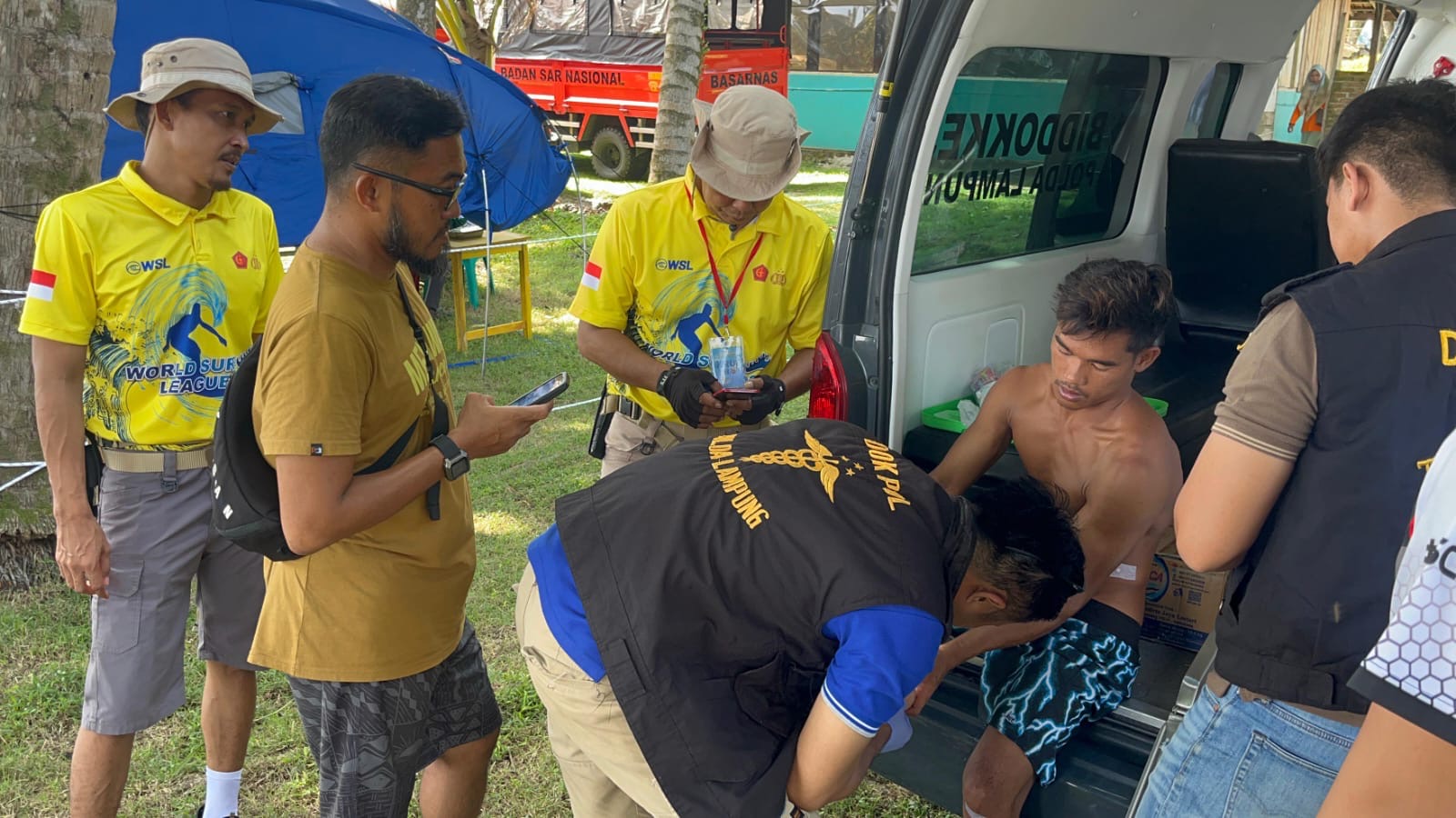 Tourist Police Polres Pesisir Barat Beri Pertolongan Kepada Atlit Surfing