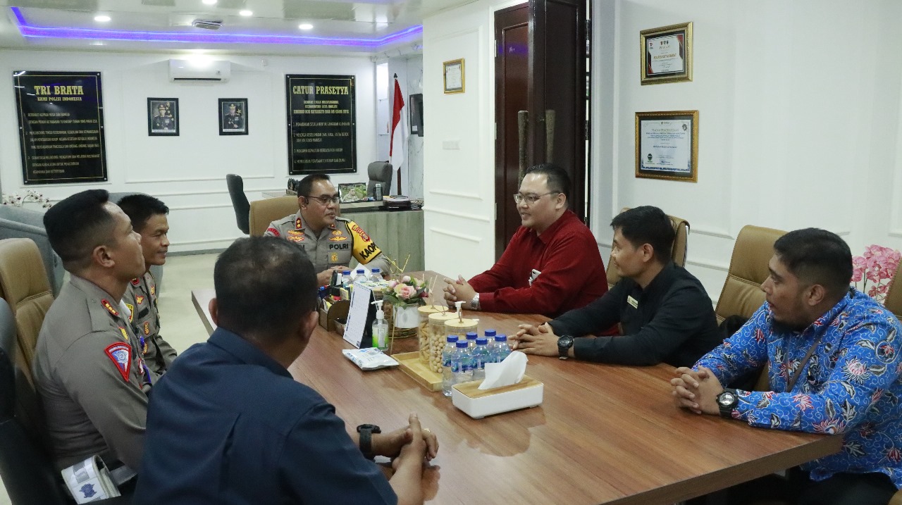 Kapolres Kutai Barat, AKBP Kade Budiyarta S.I.K., melaksanakan kegiatan “Jumat Curhat”