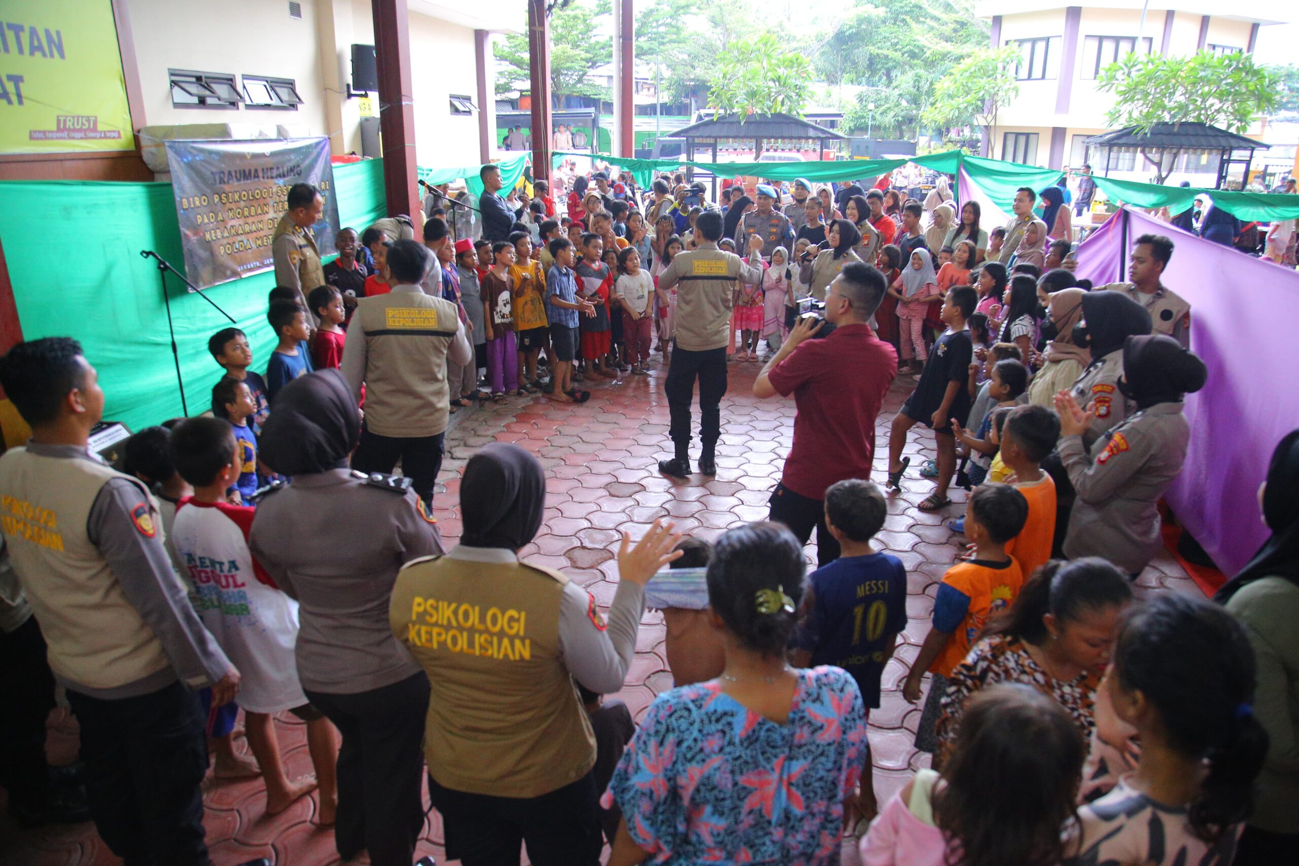 Polri Dirikan Dapur Lapangan dan Gelar Trauma Healing untuk Korban Kebakaran di Kebon Kosong