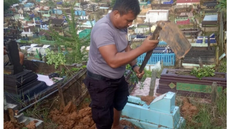 Melihat Lagi Pengabdian Bripka Joko, Polisi yang Sukarela Jadi Tukang Gali Kubur