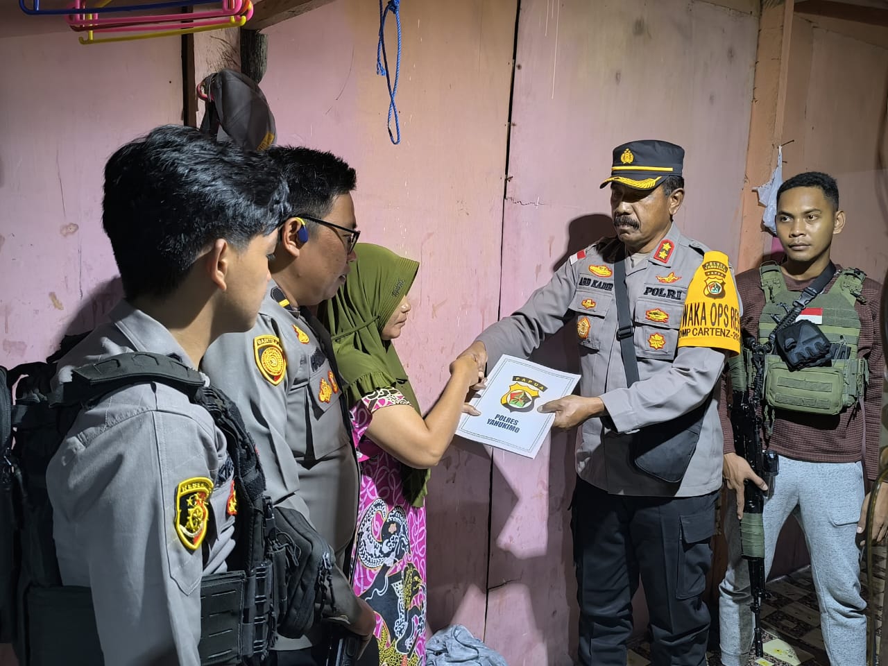 Polres Yahukimo Gelar Kunjungan Kasih ke Keluarga Korban Penganiayaan oleh Terduga KKB