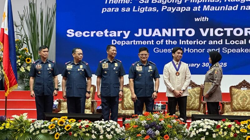 KOMPOL RETNO PRIHAWATI TERIMA PENGHARGAAN DARI KEPALA KEPOLISIAN FILIPINA ATAS KONTRIBUSI DALAM KERJA SAMA HUKUM RI-FILIPINA