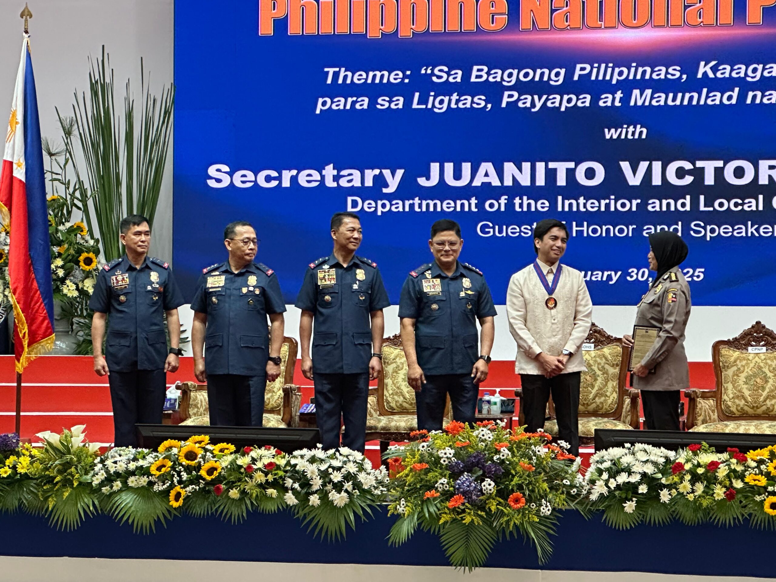 KOMPOL RETNO PRIHAWATI TERIMA PENGHARGAAN DARI KEPALA KEPOLISIAN FILIPINA ATAS KONTRIBUSI DALAM KERJA SAMA HUKUM RI-FILIPINA