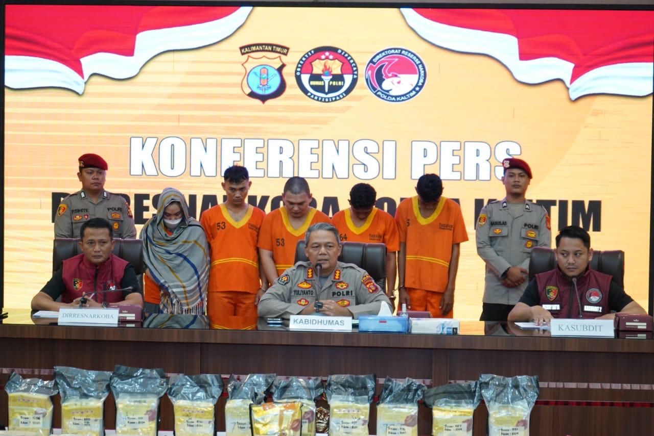 Polda Kaltim Gelar Konferensi Pers Pengungkapan Kasus Narkotika, Lima Tersangka Diamankan