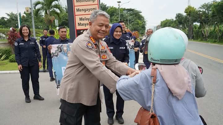 Bidhumas Polda Kaltim Tebar Berkah Ramadhan, Bagikan Ratusan Takjil untuk Masyarakat