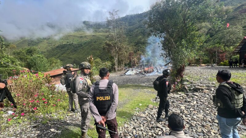 Rumah Kosong di Puncak Jaya Dibakar, Aparat Lakukan Penyelidikan   Puncak Jaya – Sebuah rumah kosong di Kampung Trikora, Distrik Pruleme, Kabupaten Puncak Jaya, Provinsi Papua Tengah, dilaporkan terbakar pada Jumat (28/2) pagi. Tim Satgas Operasi Damai Cartenz-2025 segera merespons kejadian ini dengan melakukan penyisiran dan penyelidikan lebih lanjut.  Kejadian ini pertama kali dilaporkan oleh petugas di Pos Kulirik Satgas Tindak Sektor Puncak Jaya. Mendapat laporan tersebut, sebanyak 11 personel Tim Belukar 7.4 yang dipimpin oleh Ipda Sukono, S.H. segera diterjunkan ke lokasi untuk melakukan pengecekan. Sesampainya di tempat kejadian perkara (TKP) pada pukul 08.30 WIT, tim menemukan sebuah rumah dalam keadaan terbakar tanpa adanya penghuni di dalamnya.  Setelah melakukan penyisiran dan koordinasi dengan Polsek Mulia, Tim Belukar 7.4 kembali ke Polsek untuk siaga. Beruntung, dalam insiden ini tidak terdapat korban jiwa maupun kerugian materiil lainnya selain satu unit rumah yang terbakar.  Menanggapi peristiwa ini, Kaops Damai Cartenz-2025, Brigjen Pol. Dr. Faizal Ramadhani, S.Sos., S.I.K., M.H. didampingi Wakaops Damai Cartenz 2025 Kombes. Pol. Adarma Sinaga, S.I.K., M.Hum. menegaskan bahwa pihaknya akan terus meningkatkan patroli dan pengamanan di wilayah rawan untuk mencegah kejadian serupa.  “Kami memastikan bahwa setiap kejadian menonjol akan ditindaklanjuti secara profesional. Aparat di lapangan telah merespons dengan cepat, dan kami akan terus bekerja sama dengan seluruh pihak guna menjaga keamanan di Puncak Jaya,” ujar Brigjen Pol. Faizal Ramadhani.  Sementara itu, Kasatgas Humas Ops Damai Cartenz-2025, Kombes Pol. Yusuf Sutejo, S.I.K., M.T., mengimbau masyarakat agar tetap tenang menanggapi peristiwa tersebut.  “Kami mengajak seluruh masyarakat untuk tetap waspada, namun tidak perlu panik. Jika menemukan hal mencurigakan atau memiliki informasi terkait kejadian ini, segera laporkan kepada aparat terdekat, percayakan sepenuhnya kepada aparat keamanan,” kata Kombes Pol. Yusuf Sutejo.  Saat ini, aparat gabungan masih melakukan penyelidikan guna mengungkap pelaku dan motif di balik pembakaran rumah tersebut. Operasi pengamanan di wilayah Puncak Jaya juga terus ditingkatkan untuk menjamin stabilitas dan keselamatan masyarakat.