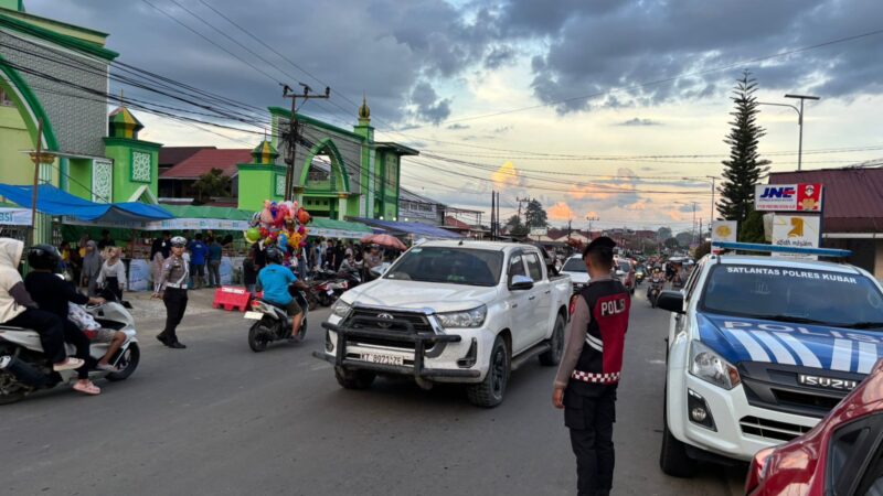 Personel Satsamapta Dan Sat Lantas Polres Kutai Barat Laksanakan Pengamanan Pasar Ramadan