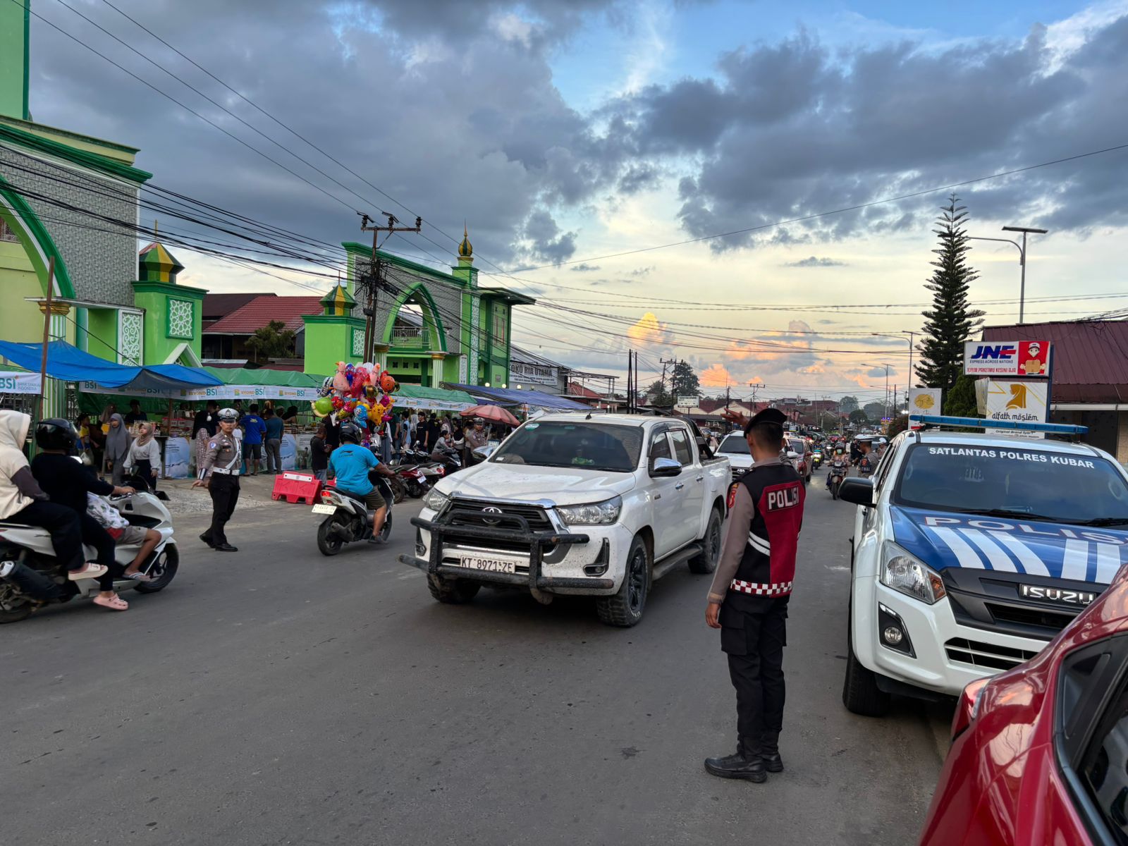 Personel Satsamapta Dan Sat Lantas Polres Kutai Barat Laksanakan Pengamanan Pasar Ramadan