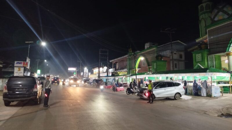 Sat Lantas Polres Kubar Siagakan Personel Pastikan Kelancaran Arus Lalin Saat Sholat Tarawih