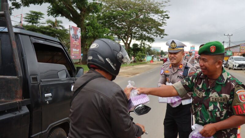 Berkah Bulan Ramadhan 1446 H Sat Lantas Polres Kutai Barat Sinergitas TNI Bagikan Takjil