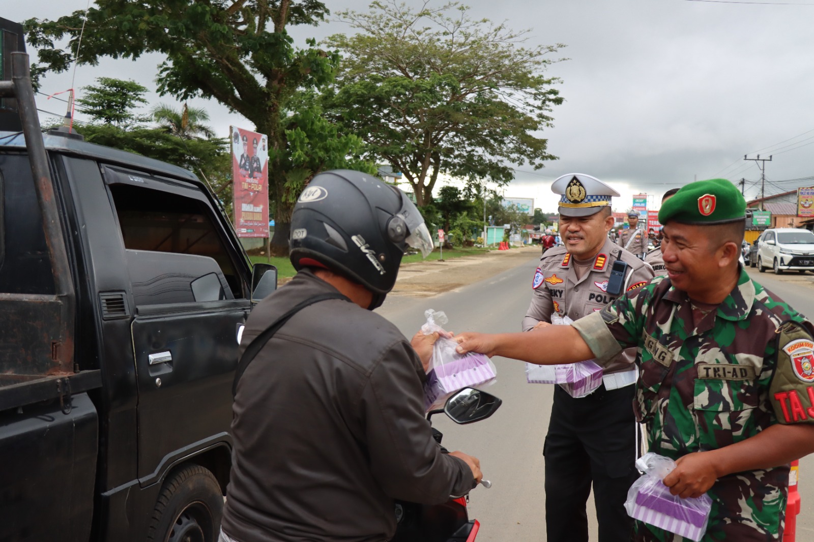 Berkah Bulan Ramadhan 1446 H Sat Lantas Polres Kutai Barat Sinergitas TNI Bagikan Takjil
