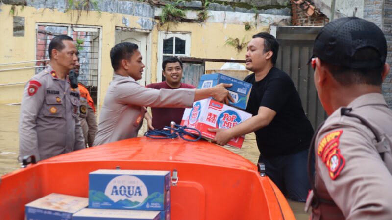*RILIS ITWASUM POLRI*  *Polri salurkan bantuan dan evakuasi warga terdampak banjir di Bekasi dan Depok*