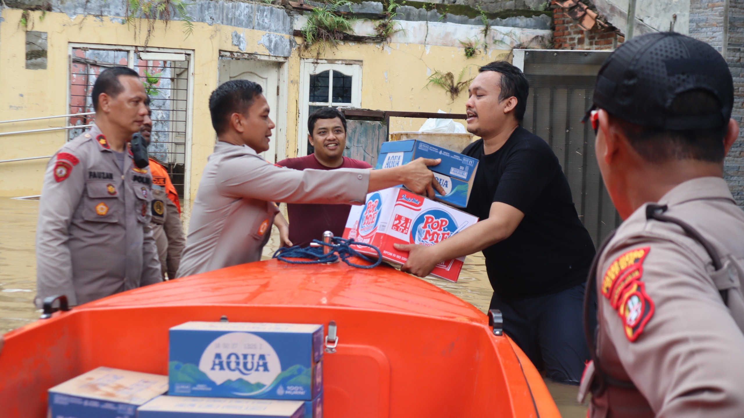 *RILIS ITWASUM POLRI* *Polri salurkan bantuan dan evakuasi warga terdampak banjir di Bekasi dan Depok*