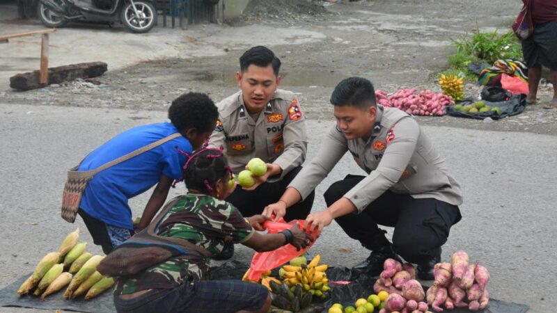 Personel Satgas Humas Damai Cartenz 2025 Dukung Pedagang Lokal di Timika Melalui Pendekatan Humanis