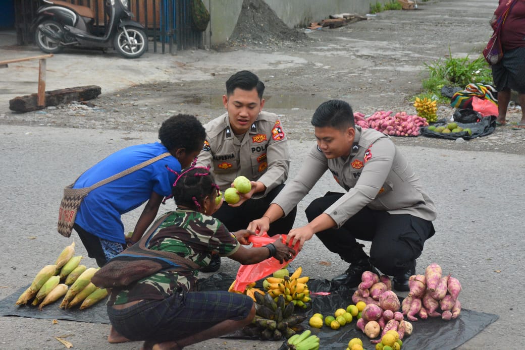 Personel Satgas Humas Damai Cartenz 2025 Dukung Pedagang Lokal di Timika Melalui Pendekatan Humanis