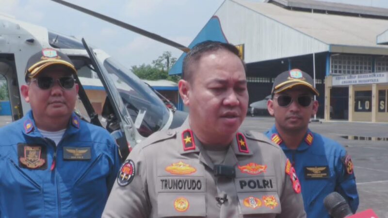 Jakarta – Kepolisian Negara Republik Indonesia (Polri) terus berupaya menangani dampak banjir yang melanda wilayah Jabodetabek dengan mengerahkan ratusan personel dan peralatan SAR. Pada Rabu (5/3/2025), Polri melakukan pemantauan udara menggunakan helikopter untuk melihat kondisi terkini di berbagai titik banjir, termasuk di Bekasi, Jakarta, Tangerang, dan Bogor.  Kepala Korps Kepolisian Perairan dan Udara (Kakorpolairud) Baharkam Polri, Irjen Pol. Yassin Kosasih, mengatakan bahwa pihaknya telah menurunkan sekitar 200 personel yang tersebar di delapan titik, termasuk Perumahan Jatirasa, Jatiasih, Pondok Gede Permai, dan Kebon Pala, Bekasi. Dari hasil pemantauan udara, wilayah Babelan terpantau mengalami dampak banjir yang cukup parah, dengan masih banyak rumah yang terendam air.  “Kami turut berempati atas musibah banjir yang terjadi di Jabodetabek, terlebih di bulan suci Ramadan ini. Saat ini, Babelan menjadi salah satu fokus utama kami karena di sana terlihat personel masih kurang, sementara banyak rumah yang masih terendam. Kami akan mengerahkan lebih banyak personel dan peralatan ke sana,” ujar Irjen Pol. Yassin Kosasih.  Polri juga menyiagakan perlengkapan SAR seperti perahu karet, pelampung, dan alat evakuasi lainnya. Selain itu, personel dari berbagai satuan, termasuk Korps Brimob, Korps Sabhara, dan Korps Lalu Lintas, telah diterjunkan untuk membantu masyarakat terdampak.  Sementara itu, Karo Penmas Divisi Humas Polri, Brigjen Pol. Trunoyudo Wisnu Andiko, yang turut melakukan pemantauan udara bersama Kakorpolairud, menegaskan bahwa Polri telah mengambil langkah-langkah mitigasi sejak awal bencana.  “Kami berempati kepada saudara-saudara kita yang terkena musibah banjir. Sejak kemarin, Kapolri telah menginstruksikan seluruh jajaran untuk turun langsung ke lapangan. Selain evakuasi warga, kami juga memastikan keamanan lingkungan dengan patroli malam oleh Sabhara, serta melakukan rekayasa lalu lintas di wilayah yang terdampak banjir,” jelas Brigjen Pol. Trunoyudo.  Ia menambahkan bahwa upaya mitigasi terus dilakukan dengan berkolaborasi bersama Kementerian Sosial dan berbagai stakeholder lainnya.  Hingga saat ini, proses evakuasi masih terus berlangsung, terutama di wilayah-wilayah yang masih tergenang, seperti Babelan. Polri memastikan akan terus memberikan bantuan kepada masyarakat hingga kondisi kembali normal.