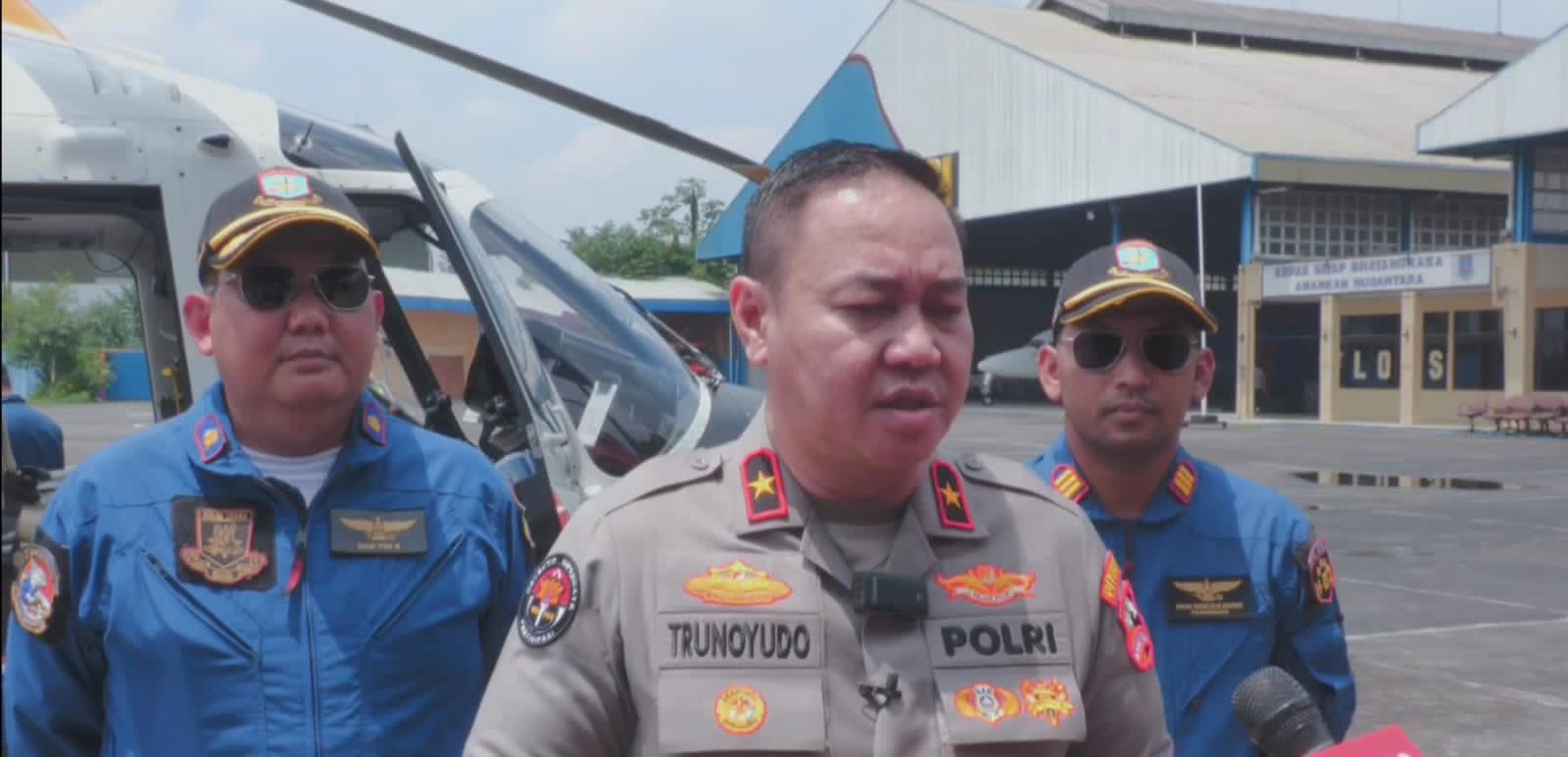 Jakarta – Kepolisian Negara Republik Indonesia (Polri) terus berupaya menangani dampak banjir yang melanda wilayah Jabodetabek dengan mengerahkan ratusan personel dan peralatan SAR. Pada Rabu (5/3/2025), Polri melakukan pemantauan udara menggunakan helikopter untuk melihat kondisi terkini di berbagai titik banjir, termasuk di Bekasi, Jakarta, Tangerang, dan Bogor. Kepala Korps Kepolisian Perairan dan Udara (Kakorpolairud) Baharkam Polri, Irjen Pol. Yassin Kosasih, mengatakan bahwa pihaknya telah menurunkan sekitar 200 personel yang tersebar di delapan titik, termasuk Perumahan Jatirasa, Jatiasih, Pondok Gede Permai, dan Kebon Pala, Bekasi. Dari hasil pemantauan udara, wilayah Babelan terpantau mengalami dampak banjir yang cukup parah, dengan masih banyak rumah yang terendam air. “Kami turut berempati atas musibah banjir yang terjadi di Jabodetabek, terlebih di bulan suci Ramadan ini. Saat ini, Babelan menjadi salah satu fokus utama kami karena di sana terlihat personel masih kurang, sementara banyak rumah yang masih terendam. Kami akan mengerahkan lebih banyak personel dan peralatan ke sana,” ujar Irjen Pol. Yassin Kosasih. Polri juga menyiagakan perlengkapan SAR seperti perahu karet, pelampung, dan alat evakuasi lainnya. Selain itu, personel dari berbagai satuan, termasuk Korps Brimob, Korps Sabhara, dan Korps Lalu Lintas, telah diterjunkan untuk membantu masyarakat terdampak. Sementara itu, Karo Penmas Divisi Humas Polri, Brigjen Pol. Trunoyudo Wisnu Andiko, yang turut melakukan pemantauan udara bersama Kakorpolairud, menegaskan bahwa Polri telah mengambil langkah-langkah mitigasi sejak awal bencana. “Kami berempati kepada saudara-saudara kita yang terkena musibah banjir. Sejak kemarin, Kapolri telah menginstruksikan seluruh jajaran untuk turun langsung ke lapangan. Selain evakuasi warga, kami juga memastikan keamanan lingkungan dengan patroli malam oleh Sabhara, serta melakukan rekayasa lalu lintas di wilayah yang terdampak banjir,” jelas Brigjen Pol. Trunoyudo. Ia menambahkan bahwa upaya mitigasi terus dilakukan dengan berkolaborasi bersama Kementerian Sosial dan berbagai stakeholder lainnya. Hingga saat ini, proses evakuasi masih terus berlangsung, terutama di wilayah-wilayah yang masih tergenang, seperti Babelan. Polri memastikan akan terus memberikan bantuan kepada masyarakat hingga kondisi kembali normal.