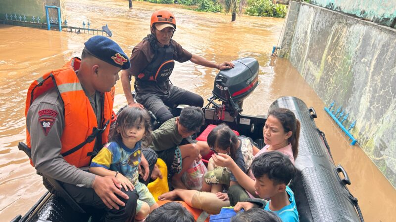 Tim SAR Korbrimob Polri Gerak Cepat Evakuasi Korban Banjir di Jakarta Timur