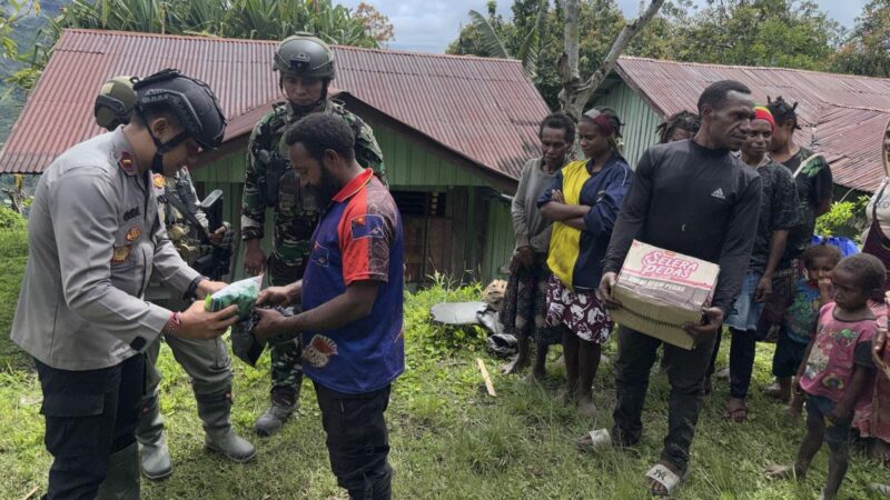 Satgas Ops Damai Cartenz-2025 Salurkan Bantuan Sembako untuk Warga Kiwirok