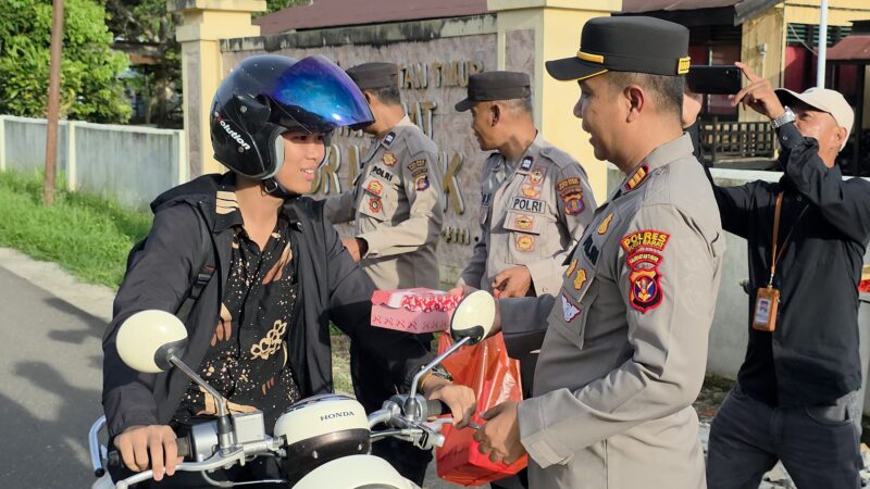 Polsek Melak Berbagi Takjil kepada Masyarakat dalam Ramadhan